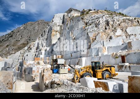 Machines industrielles dans une carrière de marbre moulé ouvert, exploitant du marbre blanc de Carrare dans le nord de la Toscane, en Italie Banque D'Images