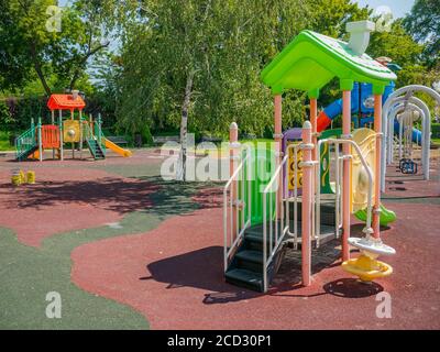 Une aire de jeux vide pour enfants à Bucarest, en Roumanie. Banque D'Images