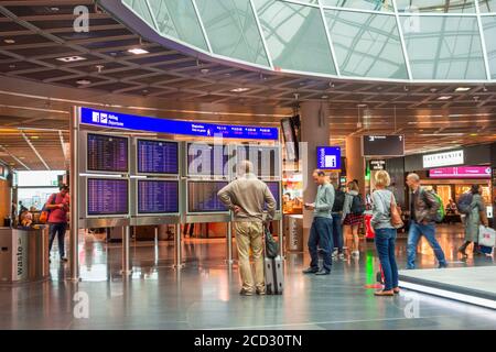 Les personnes au départ s'affichent à l'aéroport Banque D'Images