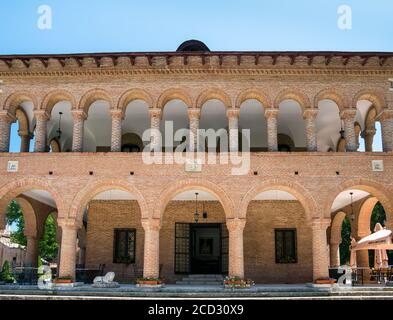 Mogosoaia/Roumanie - 07.29.2020:détail architectural avec balcon du palais Mogosoaia construit dans le style architectural de Branalliance. Banque D'Images