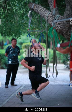 Une personne effectue une séance d'entraînement sur le visage dans un parc de la ville de Shenyang, province de Liaoning, dans le nord-est de la Chine, le 5 juillet 2020. « entraînement sur le visage » a été suspendu u Banque D'Images