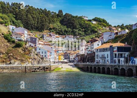 Village de pêcheurs traditionnel à Cudillero. Asturies. Les plus beaux sites touristiques d'Espagne. Banque D'Images