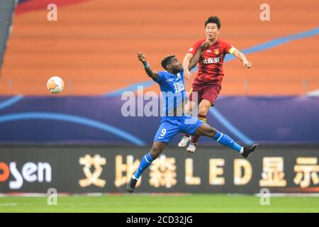 Oscar Maritu, joueur de football congolais, ou Oscar de Shijiazhuang Bright football Club défend le ballon pendant le match contre Hebei Chine Fortun Banque D'Images