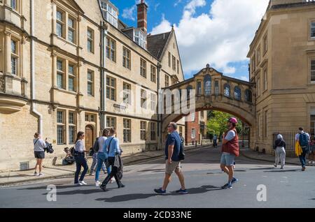 Les gens qui sortent et se trouvent sur une journée ensoleillée à Oxford passent par le pont de Hertford, le pont des Soupirs skyway au-dessus de New College Lane qui relie Hertford College. Banque D'Images