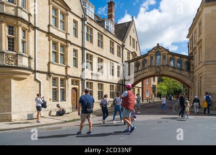 Les gens qui sortent et se trouvent sur une journée ensoleillée à Oxford passent par le pont de Hertford, le pont des Soupirs skyway au-dessus de New College Lane qui relie Hertford College. Banque D'Images