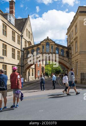 Les gens qui sortent et se trouvent sur une journée ensoleillée à Oxford passent par le pont de Hertford, le pont des Soupirs skyway au-dessus de New College Lane qui relie Hertford College. Banque D'Images