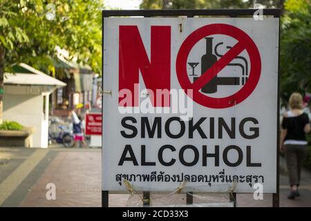 BANGKOK, THAÏLANDE - 07 décembre 2011 : Bagnkok, Thaïlande, 2011 décembre : interdiction de fumer pas d'alcool dans les rues de Bangkok, écrit en anglais et thaïlandais Banque D'Images