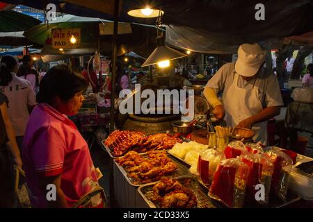 BANGKOK, THAÏLANDE - 07 décembre 2011: Bangkok, Thaïlande, 2011 décembre: Les gens dans un marché alimentaire stalle dans les rues de Bangkok, Thaïlande Banque D'Images