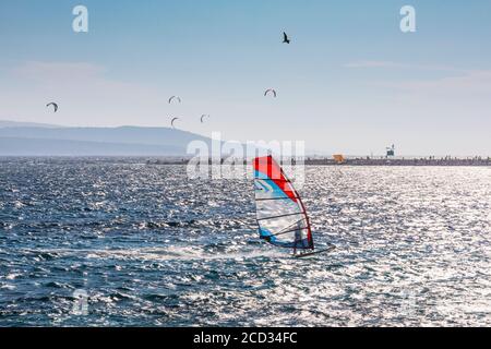 Planche à voile et kitting sur l'île de Bol Brac Banque D'Images