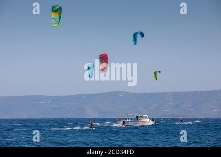 Planche à voile et kitting sur l'île de Bol Brac Banque D'Images