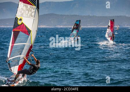 Planche à voile et kitting sur l'île de Bol Brac Banque D'Images