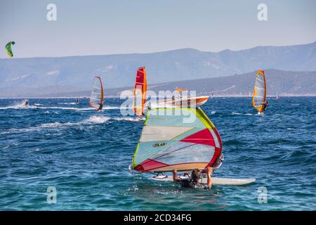 Planche à voile et kitting sur l'île de Bol Brac Banque D'Images