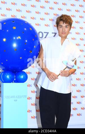 Kenji Wu, chanteur-compositeur, acteur et réalisateur taïwanais, se présente en T-shirt blanc pour promouvoir son nouvel album, Taipei City, Taiwan province, 23 juillet 202 Banque D'Images