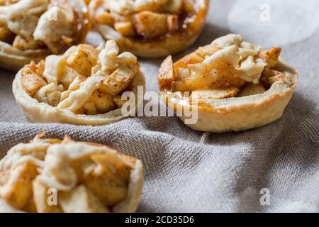 Tartes aux pommes sur une serviette de cuisine - les mini tartelettes aux pommes se ferment vers le haut avec mise au point sélective Banque D'Images