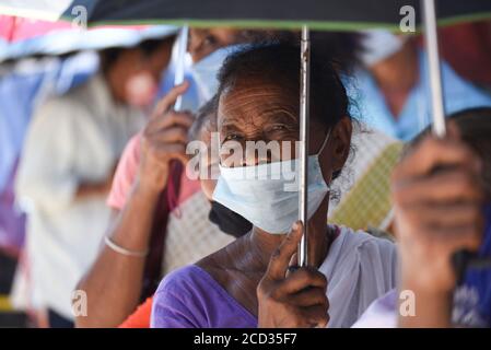 Guwahati, Assam, Inde. 25 août 2020. Les gens flirtent avec les normes de distanciation sociale alors qu'ils se trouvent dans une file d'attente pour s'inscrire aux cartes d'Aadhar, dans le contexte de la pandémie de coronavirus COVID-19 en cours, à Guwahati. Crédit : David Talukdar/ZUMA Wire/Alay Live News Banque D'Images