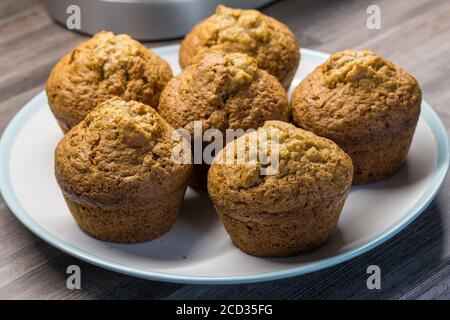 Muffins dans l'assiette sur le plan de travail de la cuisine - délicieux cuit gâteaux à la cannelle et aux pommes Banque D'Images