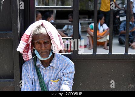 Guwahati, Assam, Inde. 25 août 2020. Un homme attend de s'inscrire pour les cartes Aadhar, dans le contexte de la pandémie du coronavirus COVID-19, à Guwahati. Crédit : David Talukdar/ZUMA Wire/Alay Live News Banque D'Images