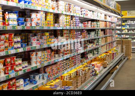 Moscou, Russie - 23 août 2020 : rayon de produits laitiers de différentes marques dans un supermarché. Pots multicolores de yaourt et de doux chés de cottage Banque D'Images