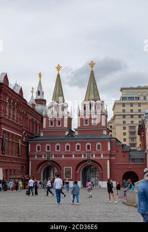 Moscou, Russie - 24 août 2020 : porte de la résurrection, Iverskie vorota. Les portes doubles en brique rouge avec de lourdes barres en fonte ont été construites en 1538. Tourisme Banque D'Images