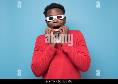 Jeune homme africain en lunettes de 3 jours regardant des films d'horreur Banque D'Images