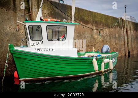 GARDENSTOWN, ÉCOSSE - 2016 OCTOBRE 22. Bateau de pêche vert dans le port de Gardenstown. Banque D'Images