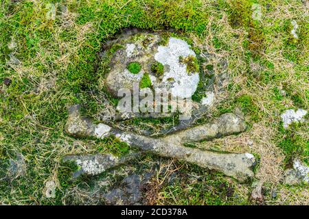 GARDENSTOWN, ÉCOSSE - 2016 OCTOBRE 22. Crâne et crossos sur la tombe de la tombe de la tombe. Banque D'Images