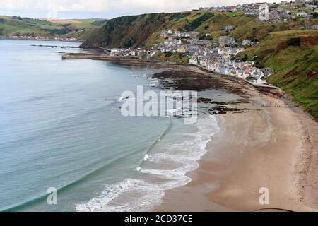 GARDENSTOWN, ÉCOSSE - 2016 OCTOBRE 22. Vue de dessus sur le village de Gardenstown avec la belle plage Banque D'Images