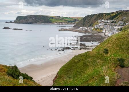 GARDENSTOWN, ÉCOSSE - 2016 OCTOBRE 22. Vue de haut sur le village écossais de Gardenstown avec la belle plage Banque D'Images