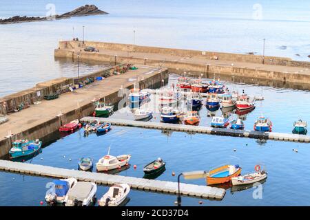 GARDENSTOWN, ÉCOSSE - 2016 OCTOBRE 22. Vue imprenable sur les bateaux de pêche dans le port de Gardenstown. Banque D'Images