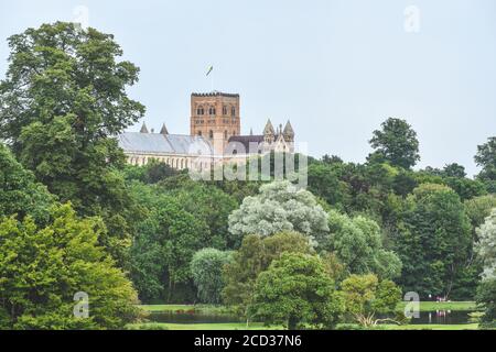 Tour de la cathédrale St Albans, vue depuis le parc Verulam, dans le Hertdfordshire ROYAUME-UNI Banque D'Images