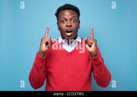 Un homme africain surpris pointe du doigt pour donner des conseils Banque D'Images