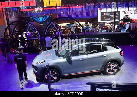 Les gens observent une voiture exposée lors de la cérémonie d'ouverture du salon de l'automobile de Chengdu 2020 à Chengdu, dans la province du Sichuan, dans le sud-ouest de la Chine, le 24 juillet 2020. Banque D'Images