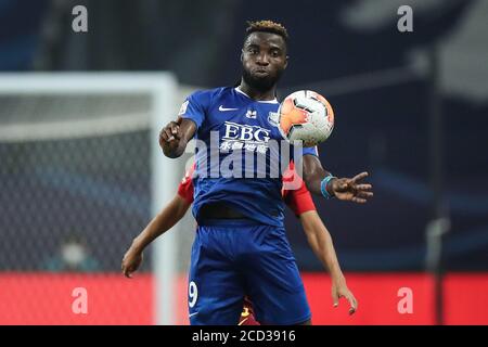 Oscar Maritu, joueur de football congolais, ou Oscar de Shijiazhuang Le club de football Bright maintient le ballon pendant le match Hebei Chine Fortune Banque D'Images