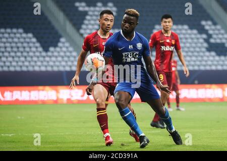 Oscar Maritu, joueur de football congolais, ou Oscar de Shijiazhuang Le club de football Bright maintient le ballon pendant le match Hebei Chine Fortune Banque D'Images