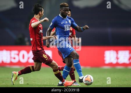 Oscar Maritu, joueur de football congolais, ou Oscar de Shijiazhuang Le club de football Bright maintient le ballon pendant le match Hebei Chine Fortune Banque D'Images