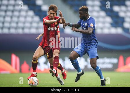 Oscar Maritu, joueur de football congolais, ou Oscar de Shijiazhuang Le Bright football Club coupe le ballon pendant le match Hebei Chine Fortune Banque D'Images