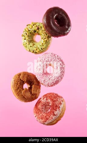 Super ralenti de verser le vin rouge et blanc de la bouteille dans le gobelet. Tourné sur une caméra de cinéma haute vitesse avec une résolution 4K de 1000 ips. Codec ProRes 422 Banque D'Images