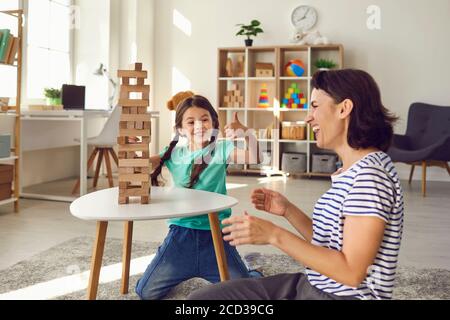 Mère et fille jouent à des jeux de société à la maison. Bonne famille. Banque D'Images