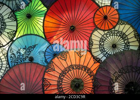 Exposition de parasols colorés en Birmanie, au Myanmar Banque D'Images