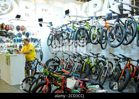Des vélos pour enfants sont présentés sur un stand lors de la Bike Expo-2019 Banque D'Images