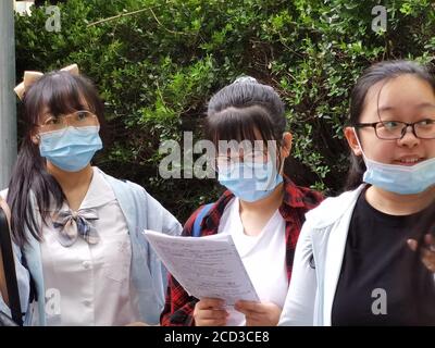 Les étudiants passent en revue les livres avant d'entrer dans le centre d'examen pour les examens du dernier jour de l'entrée du Collège national 2020, également connu sous le nom de Gaokao, Nanjin Banque D'Images