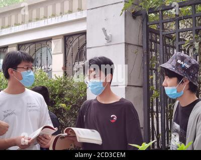 Les étudiants passent en revue les livres avant d'entrer dans le centre d'examen pour les examens du dernier jour de l'entrée du Collège national 2020, également connu sous le nom de Gaokao, Nanjin Banque D'Images