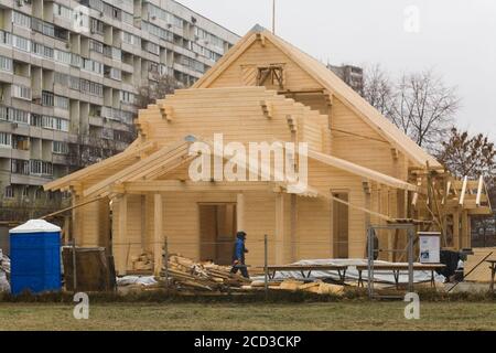 Moscou, Russie, 27 décembre 2019 : construction d'un temple en bois en l'honneur des saints martyrs royaux. Banque D'Images