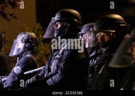 Portland, États-Unis. 17 août 2020. Des policiers anti-émeutes se trouvent près du bâtiment du Syndicat de la police. Les manifestations se poursuivent le 81e jour consécutif au Portland, Oregon police Association Building, le 17 août 2020, pour protester contre la brutalité policière et les inégalités raciales. Aucune arrestation n'a été effectuée. (Photo de John Rudoff/Sipa USA) crédit: SIPA USA/Alay Live News Banque D'Images