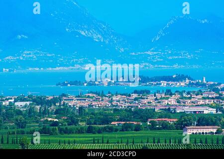 Italie, Lombardie, Lac de Garde vue depuis la Tour monumentale de Saint Martin de la bataille Banque D'Images