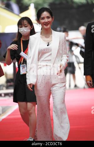 L'animateur, la chanteuse et actrice chinoise Xie Na, également connue sous le nom de 'Nana', participe à l'enregistrement final du spectacle de comédie 'Pretty Smile', en s'habillant dans une pure sui blanche Banque D'Images