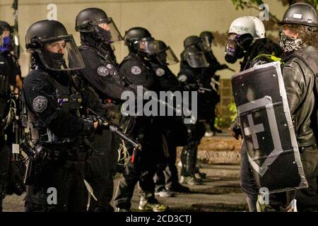 Des policiers anti-émeutes se trouvent près du bâtiment du Syndicat de la police. Les manifestations se poursuivent le 81e jour consécutif au Portland, Oregon police Association Building, le 17 août 2020, pour protester contre la brutalité policière et les inégalités raciales. Aucune arrestation n'a été effectuée. (Photo de John Rudoff/Sipa USA) Banque D'Images