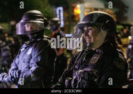 Des policiers anti-émeutes se trouvent près du bâtiment du Syndicat de la police. Les manifestations se poursuivent le 81e jour consécutif au Portland, Oregon police Association Building, le 17 août 2020, pour protester contre la brutalité policière et les inégalités raciales. Aucune arrestation n'a été effectuée. (Photo de John Rudoff/Sipa USA) Banque D'Images