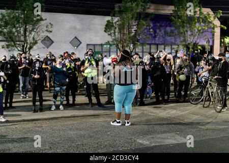 Letha Winston, mère de Patrick Kimmons, parle à la foule. Kimmons a été tué par la police en 2018. Les manifestations se poursuivent le 81e jour consécutif au Portland, Oregon police Association Building, le 17 août 2020, pour protester contre la brutalité policière et les inégalités raciales. Aucune arrestation n'a été effectuée. (Photo de John Rudoff/Sipa USA) Banque D'Images