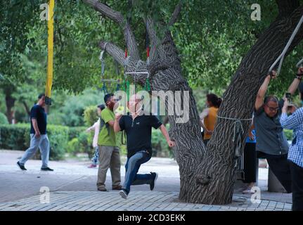 Une personne effectue une séance d'entraînement sur le visage dans un parc de la ville de Shenyang, province de Liaoning, dans le nord-est de la Chine, le 5 juillet 2020. « entraînement sur le visage » a été suspendu u Banque D'Images